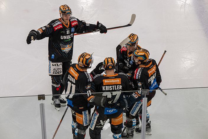 Marco Brucker (Steinbach Black Wings Linz), Andreas Kristler (Steinbach Black Wings Linz) feiert das Tor zum 4 zu 1, Steinbach Black Wings Linz vs Hydro Fehervar AV 19, 52. Runde ICE Hockey League, Steinbach Black Wings Linz, Linz AG Eisarena