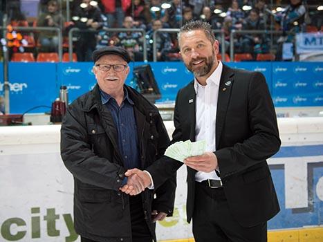 Sieger 50/50 Game, Christian Perthaler, EHC Liwest Black Wings Linz vs UPC Vienna Capitals 1. SF