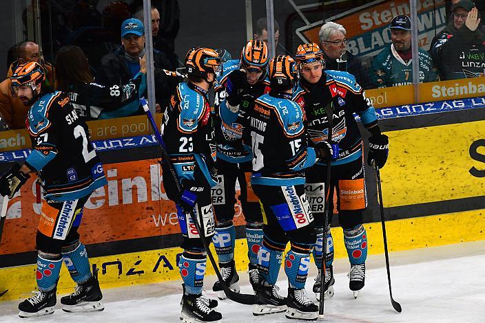 Die Steinbach Black Wings Linz feiern das Tor zum 1 zu 0 durch Shawn St.Amant (Steinbach Black Wings Linz)  Win2Day ICE Hockey League,  Steinbach Black Wings Linz vs Spusu Vienna Capitals,  Linz AG Eisarena 