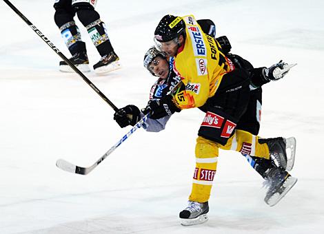 Michael Mayr Liwest Black Wings Linz vs. Francois Fortier EV Vienna Capitals