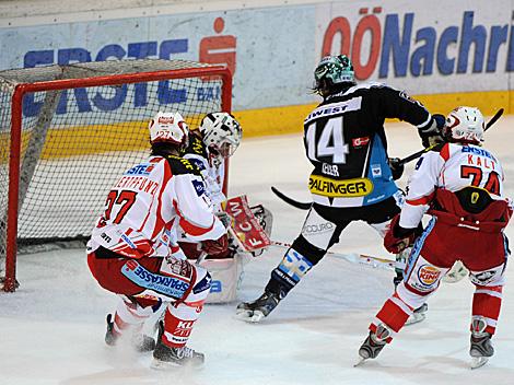 Justin Keller Linz, scort gegen Rene Swette, KAC, EHC Liwest Black Wings Linz vs. EC KAC