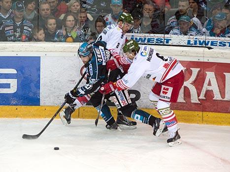 Brad Moran, Linz und Sean McMonagle (HCB Südtirol, #6),  EHC Liwest Black Wings Linz vs HCB Suedtirol, 5. Viertelfinale
Brad Moran, Linz und Sean McMonagle (HCB SÃ¼dtirol, #6),  EHC Liwest Black Wings Linz vs HCB Suedtirol, 5. Viertelfinale