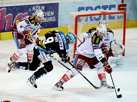 Danny Irmen, Linz und Mike Siklenka, KAC, EHC Liwest Black Wings Linz vs EC KAC