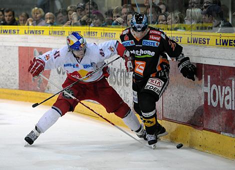 Gerd Gruber, Liwest Black Wings Linz gewinnt das Duell an der Bande.