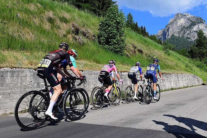 v.l. Michael Storer (CAN, Tudor Pro Cycling Team), Im Rosa Trikot des Gesamtführenden des Giro d´ Italia Jonas Vingegaard (DEN, Team Visma - Lease a Bike), Einer Rubio (COL, Movistar Team), Jai Hindley (AUS, Red Bull - BORA - hansgrohe), Damiano Caruso (ITA, Bahrain-Victorious), Giulio Pellizzari (ITA, Red Bull - BORA - hansgrohe)