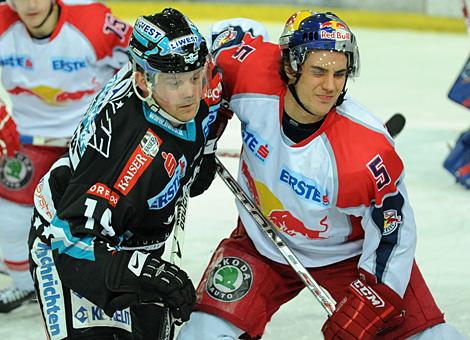 #19 Rob Shearer, Stuermer, EHC Liwest Black Wings Linz im Duell mit der #5 Matthias Schwab, Red Bull Salzburg. 