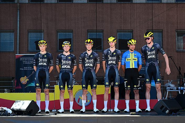 Team JEGG-SKIL-DJR mit Gesamtführender Elias Wändel (SWE, JEGG-SKIL-DJR) 1. Etappe,  51. Int. Oberösterreich Junioren Rundfahrt, Marchtrenk - Marchtrenk