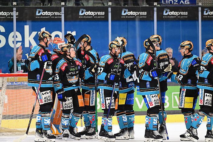 Das Team der Steinbach Black Wings Linz feiern den Heimsieg über Asiago.  Win2Day ICE Hockey League,  Steinbach Black Wings Linz vs Migross Supermercati Asiago Hockey,  Linz AG Eisarena