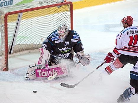 Michael Ouzas, Linz und Alexander Hoeller, Innsbruck, EHC Liwest Black Wings Linz vs HC TWK Innsbruck