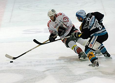 #25 Conny Stroemberg, Stuermer, HK Acroni Jesenice im Duell mir der #25 Mark Szuecs, Stuermer, EHC Liwest Black Wings Linz.