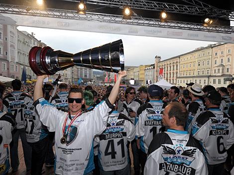 Philipp Lukas, stemmt den Pokal, EHC Liwest Black Wings Linz  