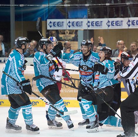 Brian Lebler (EHC Liwest Black Wings Linz) feiert  EHC Liwest Black Wings Linz vs EC Red Bulls Salzburg