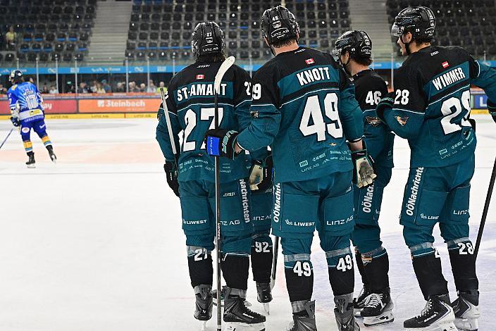 Die Steinbach Black Wings Linz feiern das Tor zum 2 zu 0, Testspiel Steinbach Black Wings Linz vs EC VSV, Linz AG Eisarena 