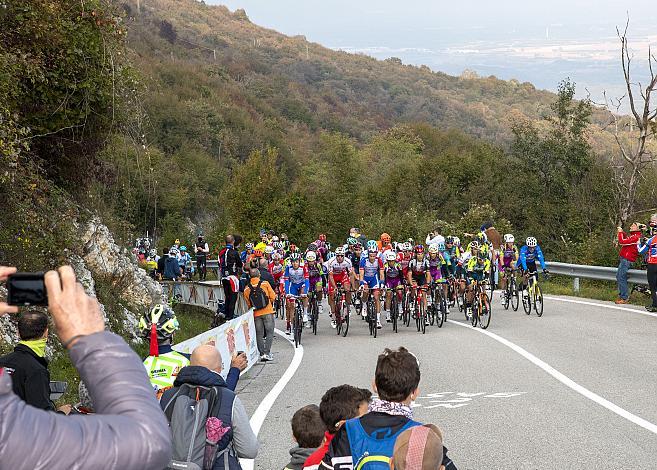 Das Gruppetto im Anstieg nach Piancavallo Stage 15,  Base Aerea Rivolto  ›  Piancavallo   (185k) 15. Etappe, 103. Giro d Italia 