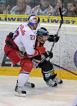 Mark Szuecs Liwest Black Wings Linz gehalten von Mike Siklenka EC Red Bull Salzburg