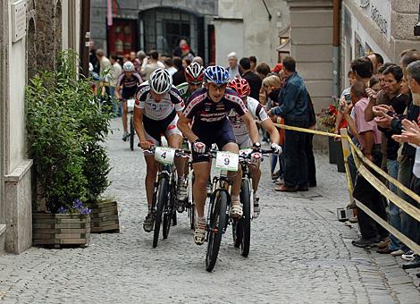 Das Feld jagt durch die Altstadt in Steyr beim 11. Hrinkow MTB Citykriterium, Kategorie Elite.