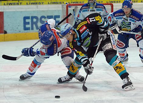 #21 Philipp Lukas, Stuermer, Liwest Black Wings und die #8 Roland Kaspitz, Stuermer, VSV, beim Bully.