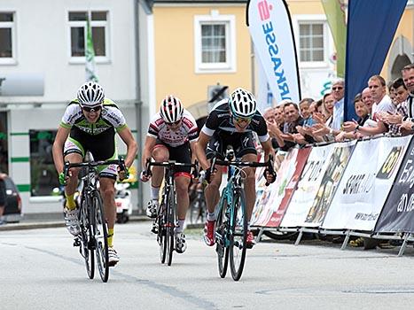 Sprint um Platz 2, Bildmitte, 2. HNIK Karel, Ettix, links 3. KONRAD Patrick, Team Wels Gourmetfein, 4. Jan Tratnik, SLO, Amplatz, BMC, OOE Rundfahrt, 2. Etappe Linz - Aigen/Schlaegel