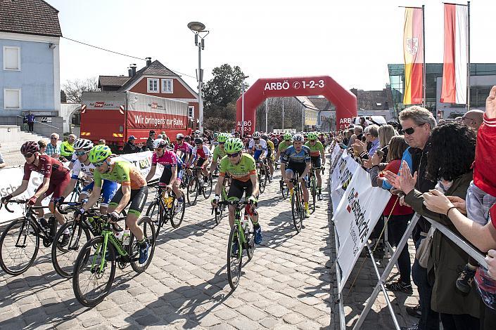 Das Feld am Start in Leonding 59. Rad SaisonerÃ¶ffnungsrennen Leonding, Rad Bundesliga 2019