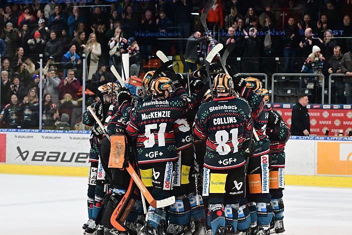 Die Steinbach Black Wings Linz feiern das Tor zum 3 zu 2 und zum Sieg, Steinbach Black Wings Linz vs Hydro Fehervar AV19, Weihnachtstrikot ICE Eishockey Liga, Linz AG Eisarena