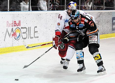 Philipp Lukas Liwest Black Wings Linz im Duell mit Andre Lakos EC Red Bull Salzburg