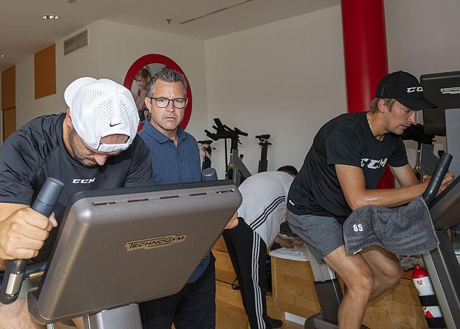 Assistent-Coach Mark Szücs (Black Wings Linz) überwcht den Leitungtest bei Andreas Kristler (Black Wings Linz) und Marco Brucker (Black Wings Linz), Black Wings Linz,  Leistungstest Test