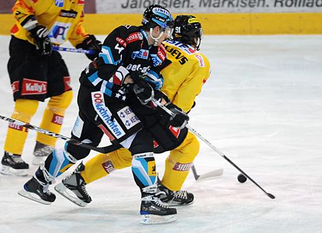 Christoph Ibounig, Stuermer, EHC Liwest Black Wings Linz im Duell mit der #91 Viktors Ignatjevs, Vienna Capitals.