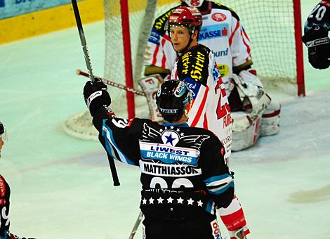 #29 Markus Matthiasson, EHC Liwest Black Wings Linz jubelt ueber sein Tor zum 2 zu 0.