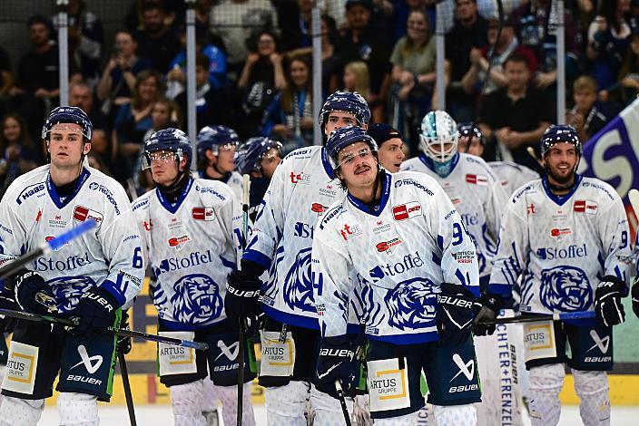 Das Team der Straubing Tigers   feiert einen Sieg in Linz, Testspiel Steinbach Black Wings Linz vs Straubing Tigers, Linz AG Eisarena 