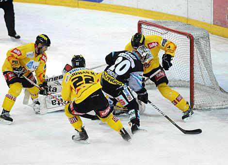 Brad Purdie Liwest Black Wings Linz im Angriff vs. EV Vienna Capitals