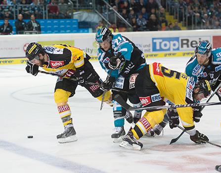 Philipp Lukas (EHC Liwest Black Wings Linz) und Kevin Moderer (EHC Liwest Black Wings Linz) EHC Liwest Black Wings Linz vs UPC Vienna Capitals
