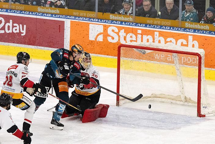 Brian Lebler (Steinbach Black Wings Linz) trifft zum 3 zu 2, Tormann Alex Caffi (Bemer Pioneers Vorarlberg),  Steinbach Black Wings Linz vs Bemer Pioneers Vorarlberg, Linz AG Eisarena 