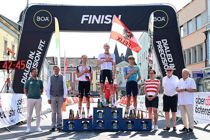 Podest Herren v.l. Mario Rossmann (Präsident Cycling Upper Austria, Oberösterreich), Wirtschafts- und Sport-Landesrat Markus Achleitner (Oberösterreich), 2. Platz Felix Grossschartner (AUT, UAE Team Emirates - XRG), Sieger Michael Gogl (AUT, Alpecin - Premier Tech), 3. Platz Marco Schrettl (AUT, XDS Astana Team)