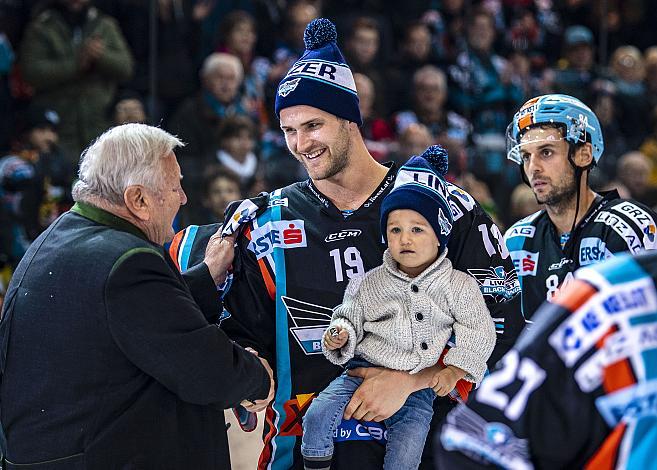 Im Bild: Hans Eder (Sponsor) Justin Florek (EHC Liwest Black Wings Linz) Eishockey,  EHC Liwest Black Wings Linz vs Dornbirn Bulldogs