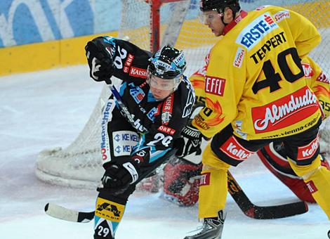 #29 Markus Matthiasson, Stuermer, EHC Liwest Black Wings Linz vor dem Tor der Vienna Capitals.