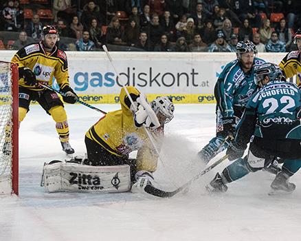 Rick Schofield (EHC Liwest Black Wings Linz) vor Tormann Jean Philippe Lamoureux (UPC Vienna Capitals) EHC Liwest Black Wings Linz vs UPC Vienna Capitals