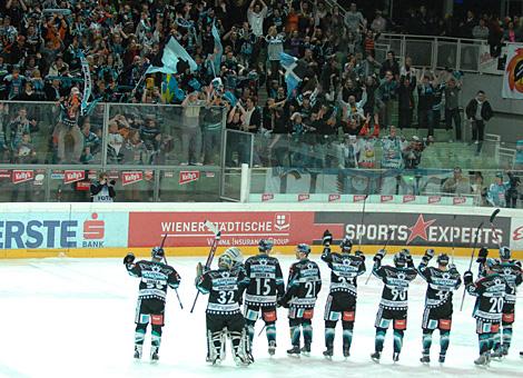 Die Fans der Liwest Black Wings Linz und die Mannschaft feiern den Sieg.