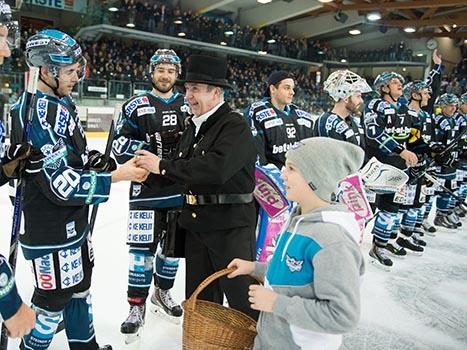 Das Team mit dem Gluecksbringer, Rauchfangkehrer, EHC Liwest Black Wings Linz vs HC Orli Znojmo