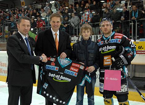 #20 Brad Purdie, Liwest Black Wings Linz, Spieler des Abends mit Christian Perthaler und dem Matchsponsor. 