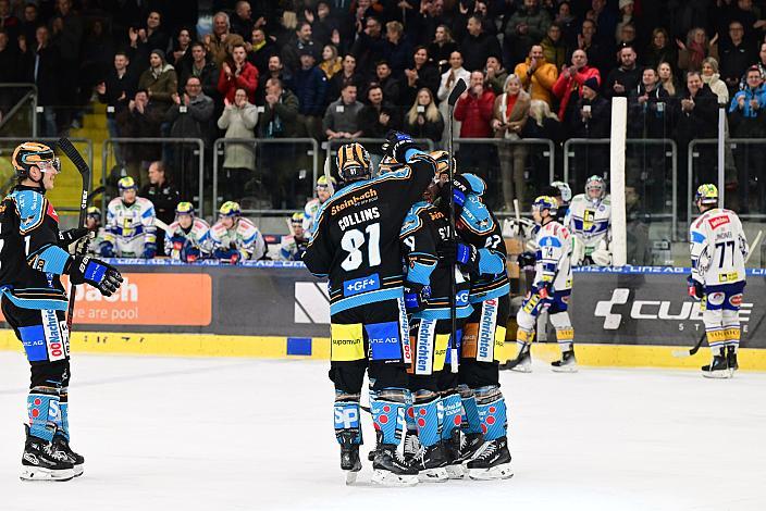 Die Steinbach Black Wings Linz feiern das Tor zum 5 zu 1 durch Brodi Stuart (Steinbach Black Wings Linz) Win2Day ICE Hockey League,  Steinbach Black Wings Linz vs EC iDM Wärmepumpen VSV,  Linz AG Eisarena 