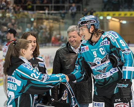 Spieler des Abends Brian Lebler (EHC Liwest Black Wings Linz),  EHC Liwest Black Wings Linz vs HCB Suedtirol Alperia