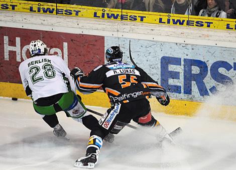 Robert Lukas Liwest Black Wings Linz im Duell mit Nejc Berlisk HDD TILIA Olimpija Ljubljana