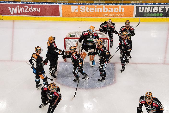 Spielstart Tormann Rasmus Tirronen (Steinbach Black Wings Linz) und das Team, Steinbach Black Wings Linz vs HCB Südtirol Alperia, Viertelfinale, 6. Runde ICE Hockey League, Linz AG Eisarena 