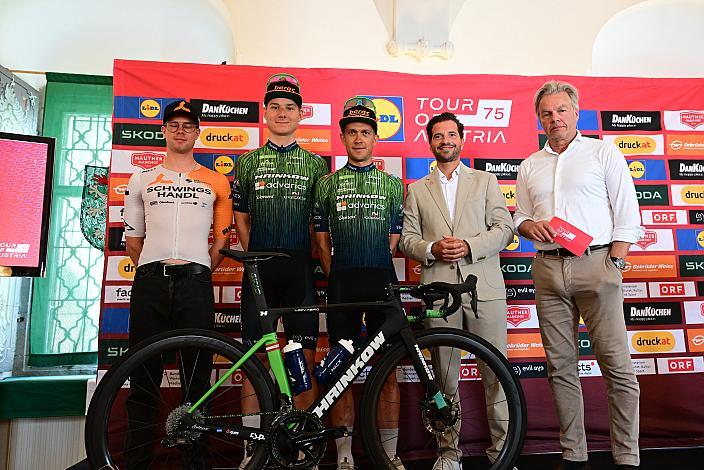 v.l. Fabian Steininger (AUT, Schwingshandl Intralogistics), Valentin Poschacher (AUT, Hrinkow Advarics), Mario Rossmann (Präsident Cycling Upper Austria, Oberösterreich),  Riccardo Zoidl (AUT, Hrinkow Advarics)
