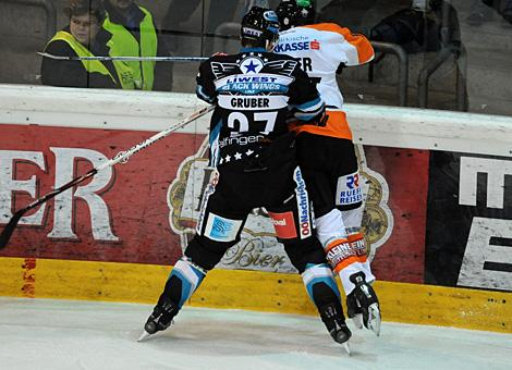 #27 Gerd Gruber, Verteidiger, Liwest Black Wings Linz checktdie #7 Kevin Kraxner, EC Graz 99ers, an der Bande.