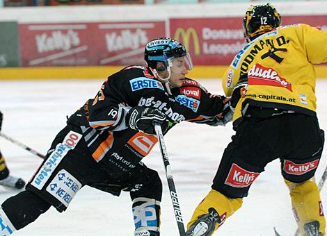 David Rodman Vienna Capitals im Duell mit Robert Lukas Liwest Black Wings Linz 