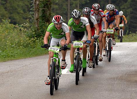 Nr. 207 Ronald Kogler und Nr.209 Lukas Stoiber, beide Team Hrinkow Bikes, fuehren die Verfolger der Spitzengrube, Medium Distanz, ueber die Brennhoehe im Hintergebirge