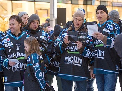 v.l. Curtis Murphy, Daniel Mitterdorfer, David Franz, Philipp Lukas und Brian Lebler beim Adventsingen der Liwest Black Wings Linz  am Martin Lutherplatz in Linz.