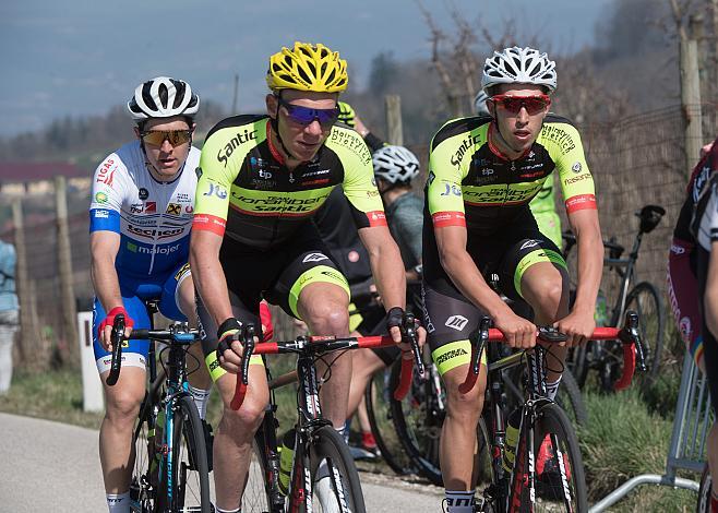 Das Hauptfeld beim Kirschbluetenrennen Daniel Geismayr (AUT, Team Vorarlberg), Jannik Steimle (GER, Team Vorarlberg Santic) 