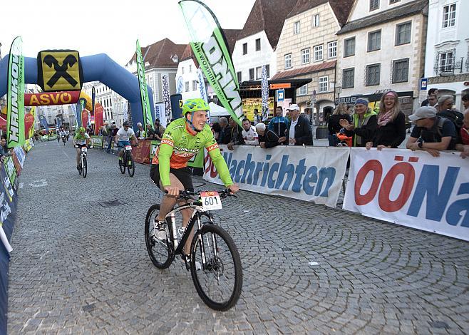 Das Feld des Promi Bewerbs MTB mit Brian Lebler (EHC Liwest Black Wings Linz) , Mountainbike